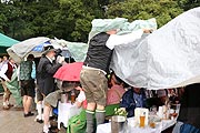 Kocherlball 2019: Notplanen gegen den Regen über den Tischen auf der Terrasse (©Foto. Martin Schmitz)
